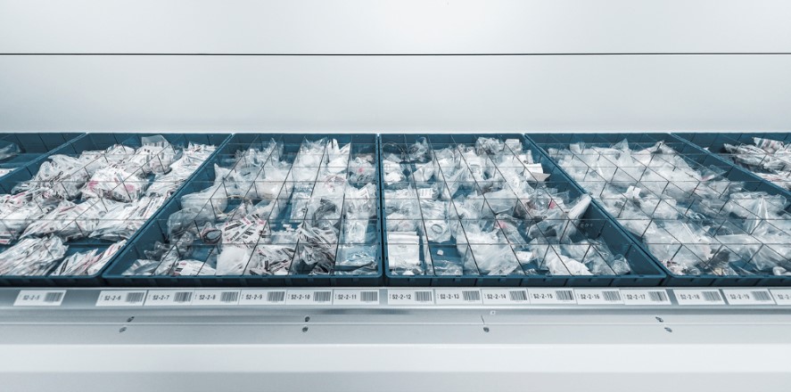 Kardex VLM tray with subdivided small parts bins